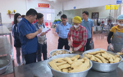 Giám sát chất lượng bữa ăn ca công nhân