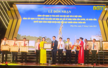 Hiệp Hòa được trao nhiều phần thưởng cao quý
