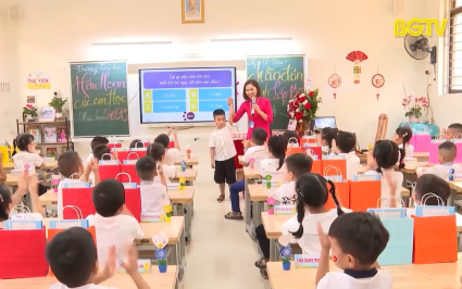 Học sinh lớp 1 hân hoan ngày tựu trường 