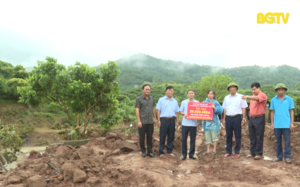 Hỗ trợ người dân bị sập đổ nhà do bão số 3