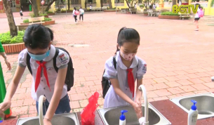 Học sinh phấn khởi trong ngày đầu tiên đi học trở lại