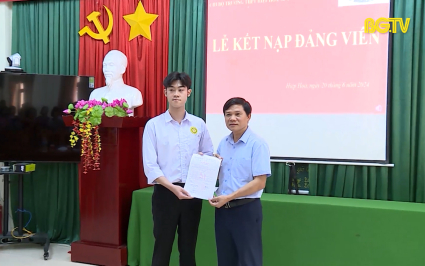 Kết nạp gần 320 đảng viên mới là học sinh, sinh viên, giáo viên trẻ