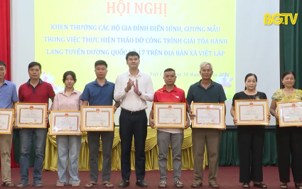 Khen thưởng gia đình tiêu biểu hiến đất giải tỏa hành lang Quốc lộ 17