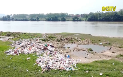 Khó xử lý điểm tập kết rác thải ven sông