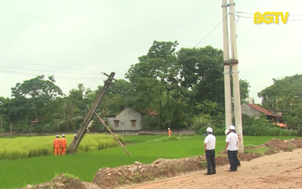 Lạng Giang: Di chuyển cột điện bị nghiêng sang vị trí an toàn