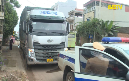 Lạng Giang: Lái xe không chấp hành việc kiểm tra trọng tải