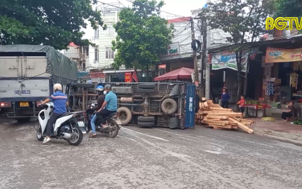 Lạng Giang: Lật xe tải cản trở giao thông