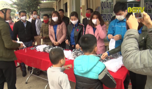 Lạng Giang: Phát tặng khẩu trang miễn phí
