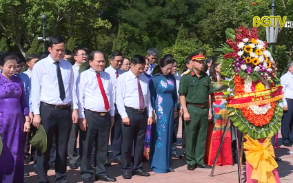 Đoàn lãnh đạo tỉnh Bắc Giang viếng nghĩa trang liệt sĩ tại Quảng Trị