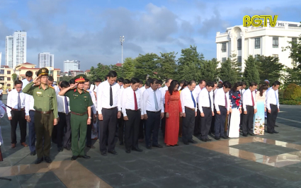 Lãnh đạo tỉnh viếng Đài tưởng niệm Liệt sỹ nhân kỷ niệm 77 năm Cách mạng Tháng Tám và Quốc khánh 2-9