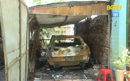Lục Nam: Cháy lán để xe ô tô trong đêm  