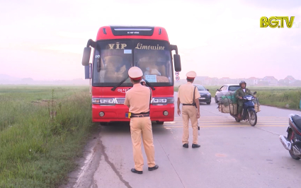 Lục Nam: Tăng cường kiểm tra, kiểm soát xe đưa đón công nhân