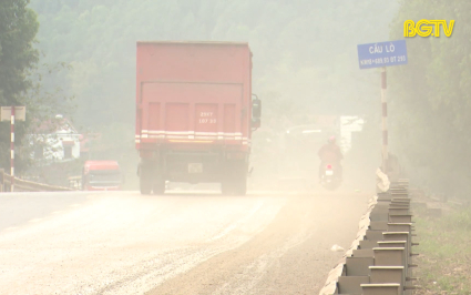Lục Nam: Xe chở đất gây bụi bẩn, mất ATGT trên đường tỉnh 293