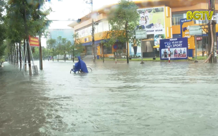 Mưa lớn khiến nhiều tuyến phố tại TP. Bắc Giang ngập, úng