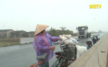 Nguy cơ mất an toàn giao thông từ xe tập lái lưu thông trên cầu Đồng Việt