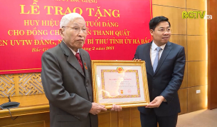Nguyên Bí thư Tỉnh ủy Hà Bắc Nguyễn Thanh Quất được nhận huy hiệu 75 năm tuổi Đảng