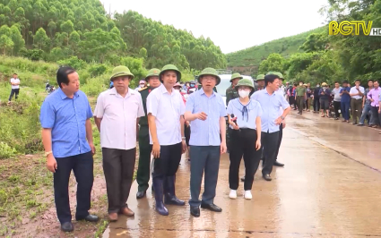 Nhanh chóng hỗ trợ người dân, trường học khắc phục thiệt hại do mưa lũ