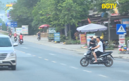 Nhiều người dân không chấp hành quy định đội mũ bảo hiểm