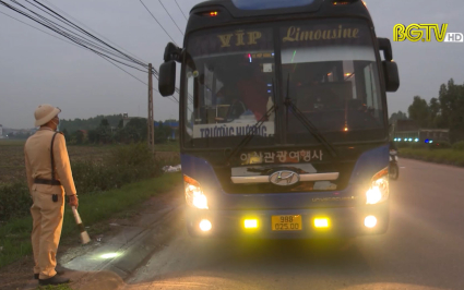 Nhiều xe ô tô cũ nát vẫn hoạt động đưa đón công nhân 