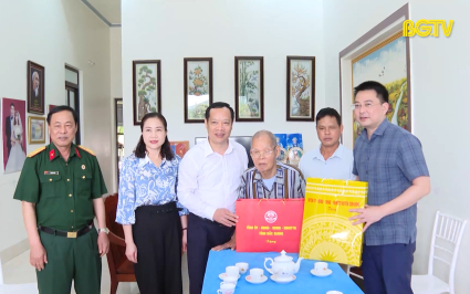 Thăm, tặng quà Chiến sỹ Cách mạng bị địch bắt tù đày tại Sơn Động