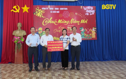 PBT Thường trực Tỉnh uỷ tặng quà Tết cho người Bắc Giang tại Tây Ninh 