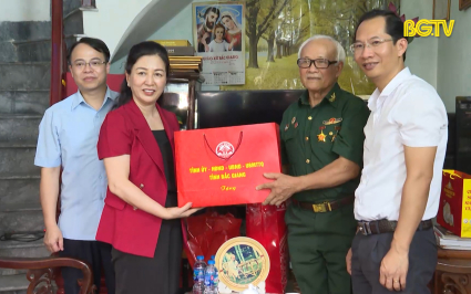 Phó Bí thư Thường trực Tỉnh ủy tặng quà người có công thị xã Việt Yên