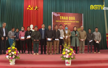 PBT TT Tỉnh uỷ thăm, tặng quà người có công và hộ nghèo tại Lục Ngạn