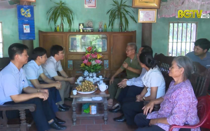 PCT HĐND tỉnh Nghiêm Xuân Hưởng thăm, tặng quà người có công huyện Yên Thế