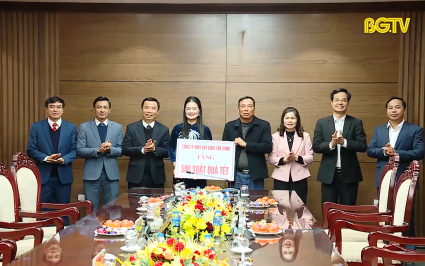 Phó Chủ tịch Thường trực HĐND tỉnh tặng quà Tết tại Hiệp Hoà