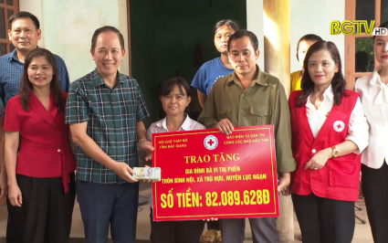 Trao tăng quà cho gia đình khó khăn