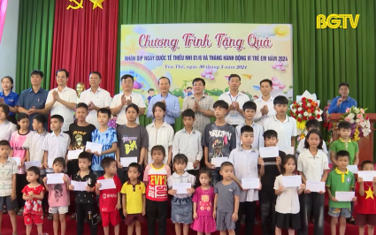 Phó Chủ tịch TT UBND tỉnh thăm, tặng quà thiếu nhi xã Đồng Vương, huyện Yên Thế