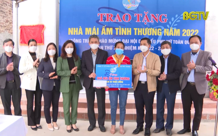 Phó Bí thư thường trực Tỉnh ủy Lê Thị Thu Hồng trao quà Tết tại Lục Ngạn