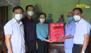 Phó Bí thư Thường trực Tỉnh uỷ tặng quà người có công
