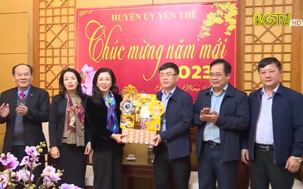 Phó Bí thư thường trực Tỉnh uỷ thăm, tặng quà tại huyện Yên Thế
