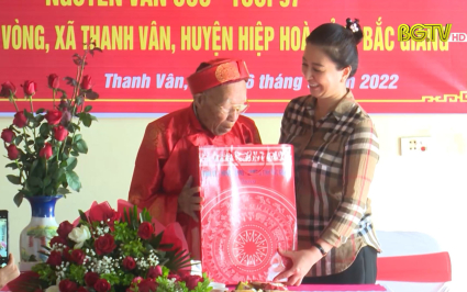 Phó Bí thư Thường trực Tỉnh uỷ thăm, tặng quà người cao tuổi 
