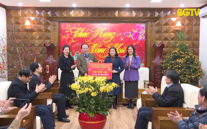 Phó Bí thư TT Tỉnh ủy chúc Tết và tặng quà người nghèo huyện Lục Nam