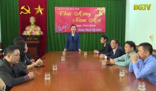 Phó Bí thư TT Tỉnh ủy tặng quà Tết hộ nghèo huyện Yên Thế