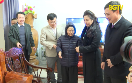Phó Bí thư TT Tỉnh uỷ thăm, tặng quà tết tại huyện Yên Thế