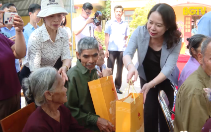 Phó Chủ tịch nước thăm, tặng quà người dân bị ảnh hưởng bão số 3  