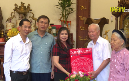 PCT Thường trực HĐND tỉnh thăm, tặng quà người cao tuổi