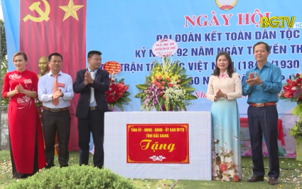 Phó chủ tịch TT HĐND tỉnh dự ngày hội Đại đoàn kết toàn dân tộc tại Lục Ngạn