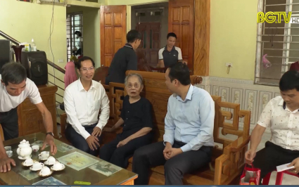 Phó Chủ tịch UBND tỉnh Lê Ô Pích thăm, tặng quà mẹ Việt Nam anh hùng