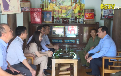 Phó Chủ tịch UBND tỉnh thăm, tặng quà người có công tại huyện Sơn Động