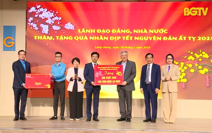 Phó Thủ tướng Thường trực Chính phủ thăm, tặng quà Tết tại Bắc Giang