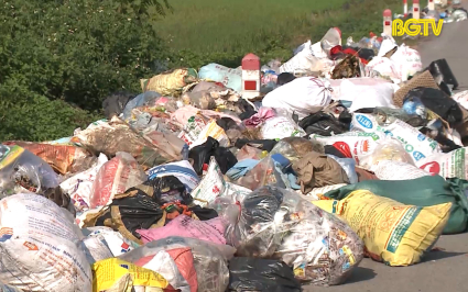 Phức tạp tình trạng đổ rác trên đường ở Nhã Nam 