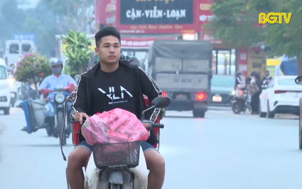 Phức tạp tình trạng không đội mũ bảo hiểm trên đường gom cao tốc Hà Nội - Bắc Giang