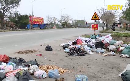 Rác thải bừa bãi trên đường Trường Chinh, thành phố Bắc Giang