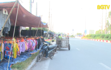 Tái diễn tình trạng bán hàng rong gây mất ATGT trên Quốc lộ 17 