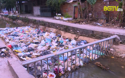 Tái diễn tình trạng rác thải trên kênh N5 qua Thị trấn Cao Thượng