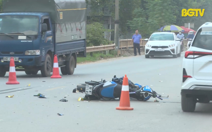 Tai nạn giao thông giữa xe tải và xe máy trên đường tỉnh 293